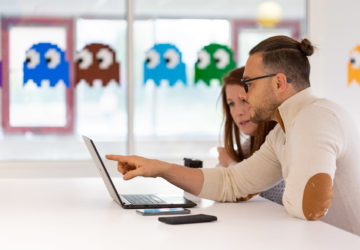 Deux collaborateurs devant un ordinateur