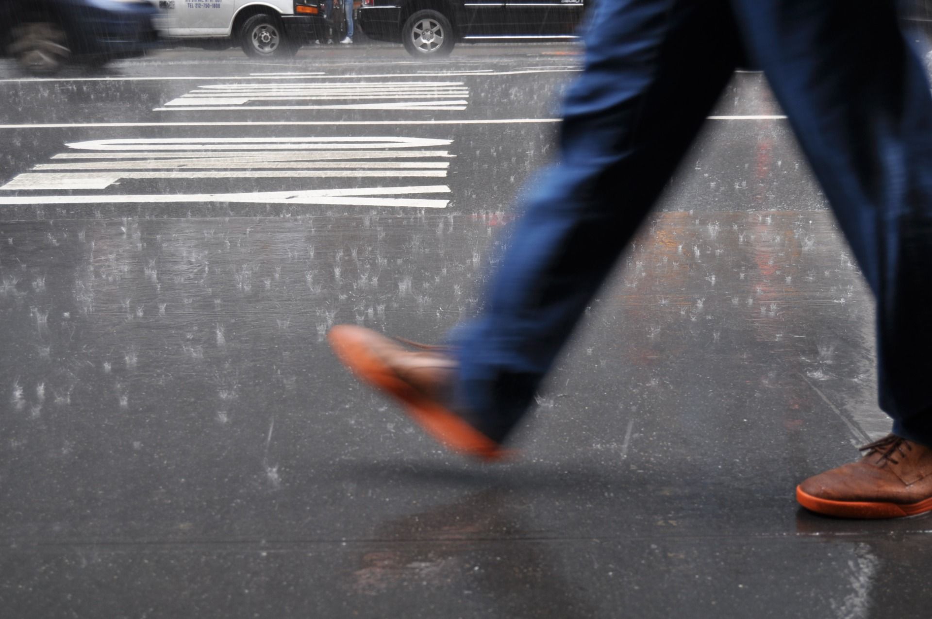 Gros plan de pieds, personne marchant sous la pluie Photo by Mette Køstner on Unsplash