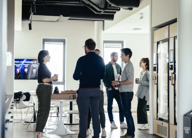 Des collaborateurs MV Group échangent dans la cafétaria