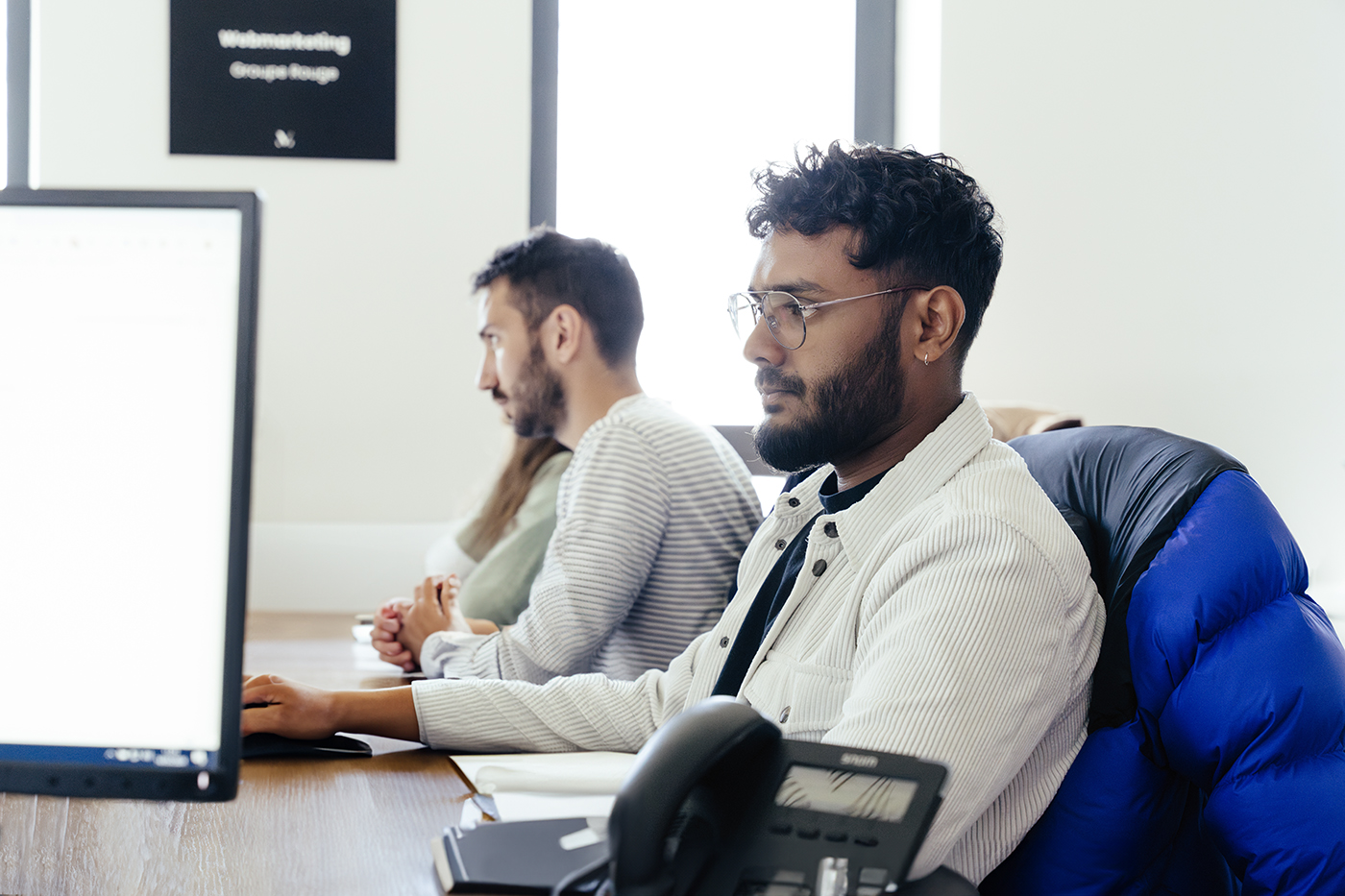 Deux collaborateurs devant leur ordis